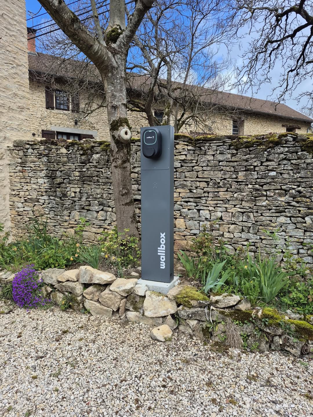 Installation borne de recharge IRVE Saint-Marcel-Bel-Accueil — Hemmer Entreprise