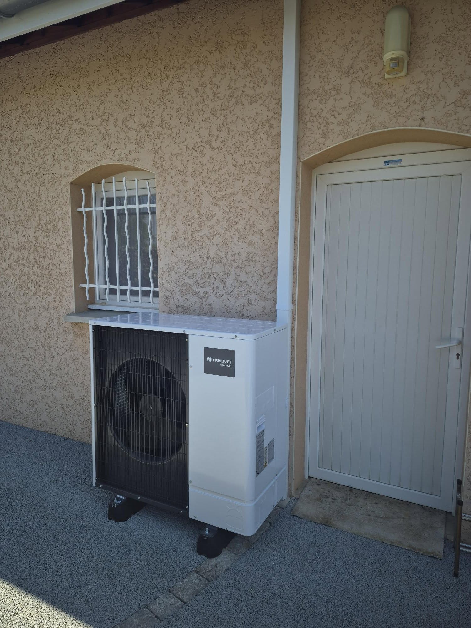 Installation PAC hybride gaz Frisquet Teamao à Chozeau — Hemmer Entreprise