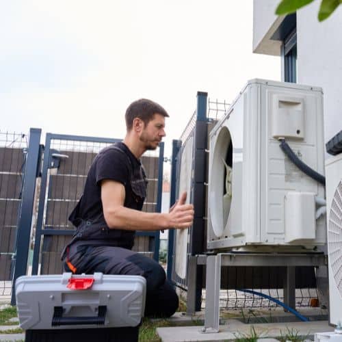 Technicien Hemmer Entreprise spécialiste pompe à chaleur air-eau en Nord-Isère