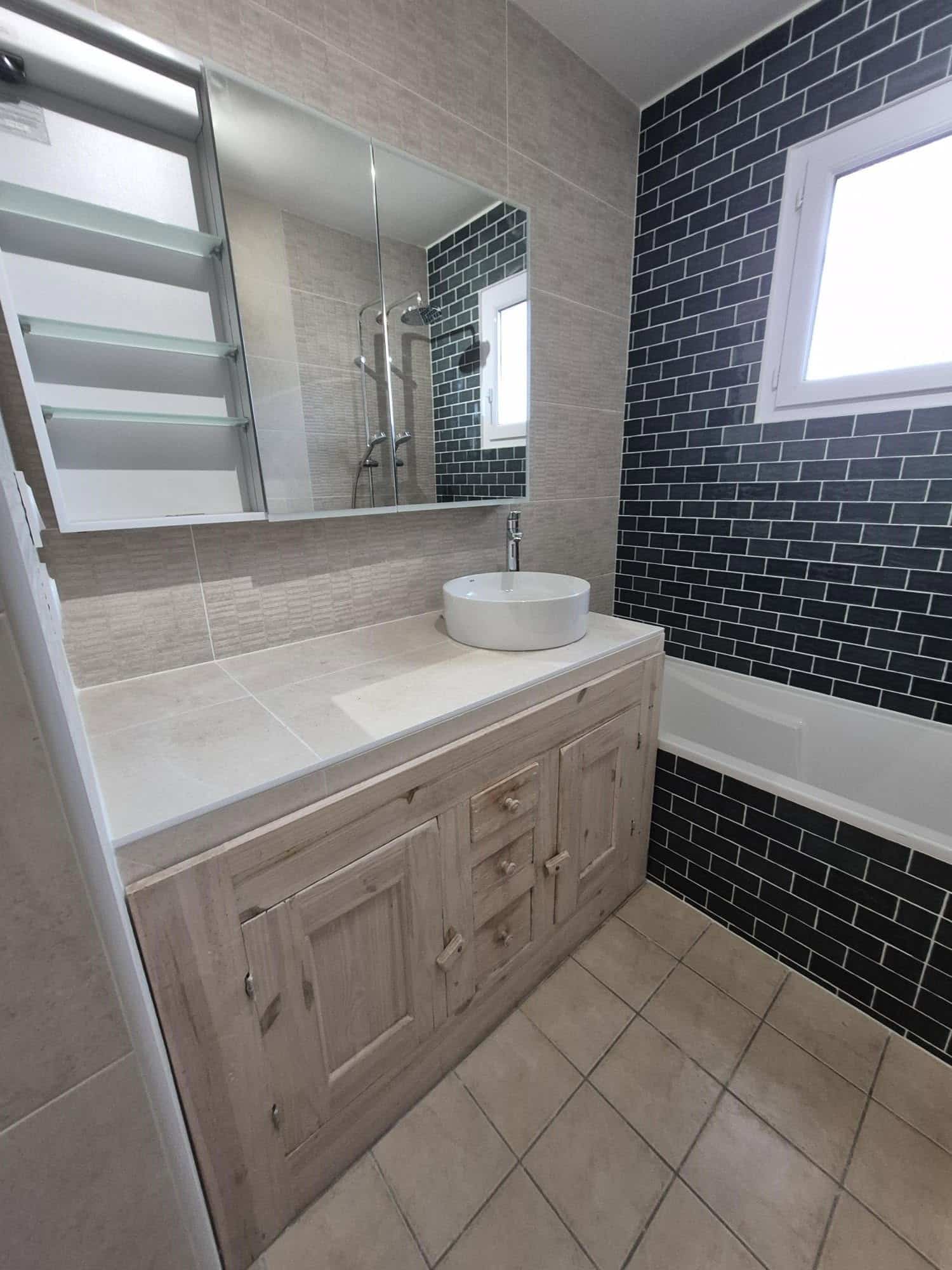 Modernisation de salle de bain avec douche et WC suspendu à Chamagnieu — Hemmer Entreprise